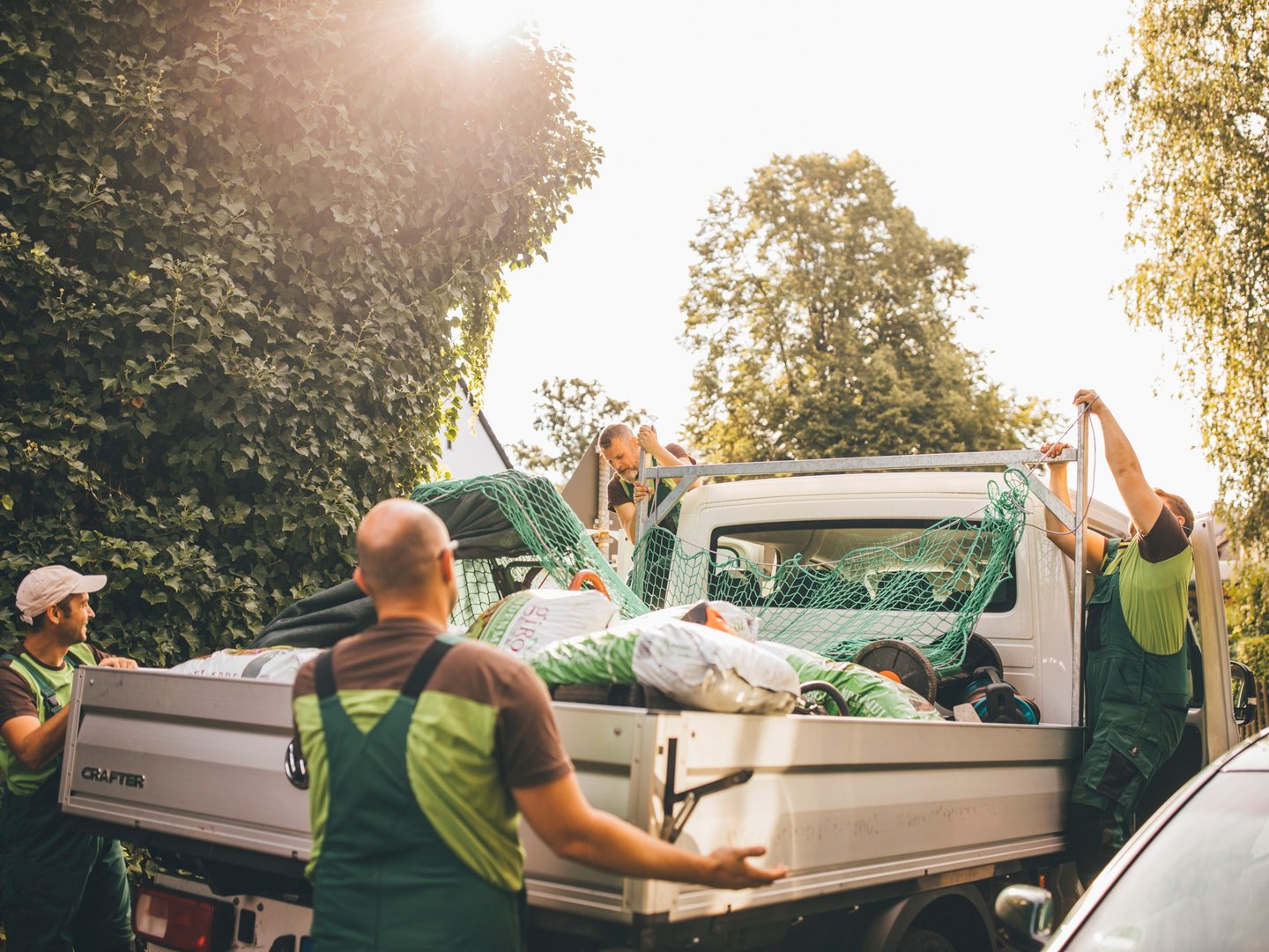 Das Team von B&H bei der Arbeit an einem Gartenprojekt